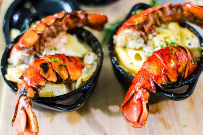 Bogavante gratinado servido en cazuelas negras