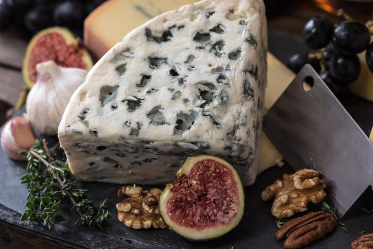 Cuña de queso azul con higos y nueces