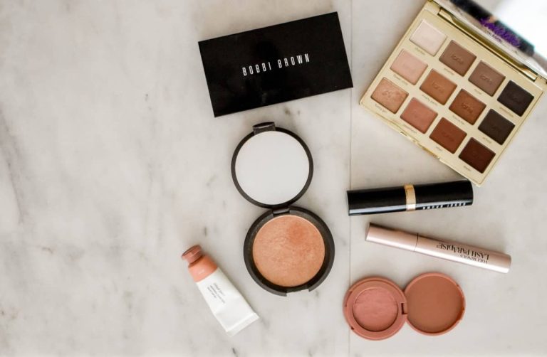 Productos de maquillaje sobre una mesa de mármol