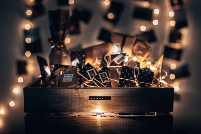 Caja con detalles para invitados iluminada con guirnaldas de luces