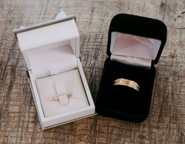 Anillo de compromiso y alianzas en sus estuches