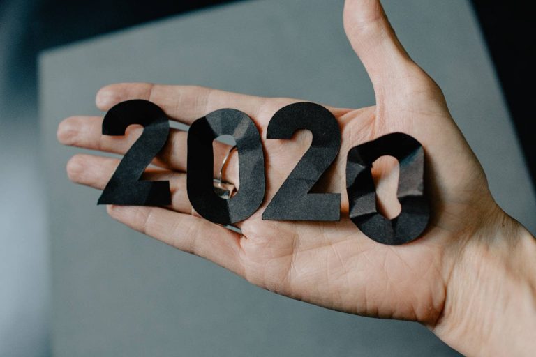 Mano sosteniendo los números 2020