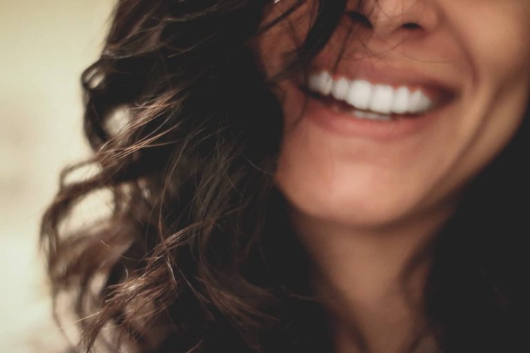 Mujer de pelo rizado sonriendo