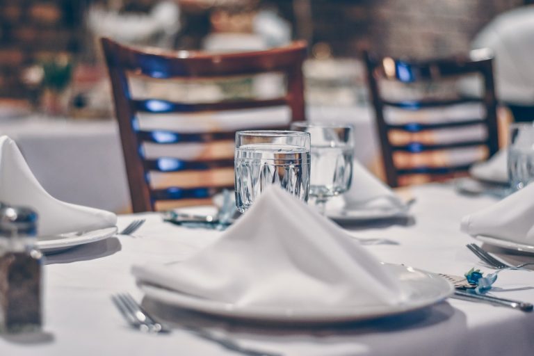 Mesa de banquete montada con servilletas blancas y copas