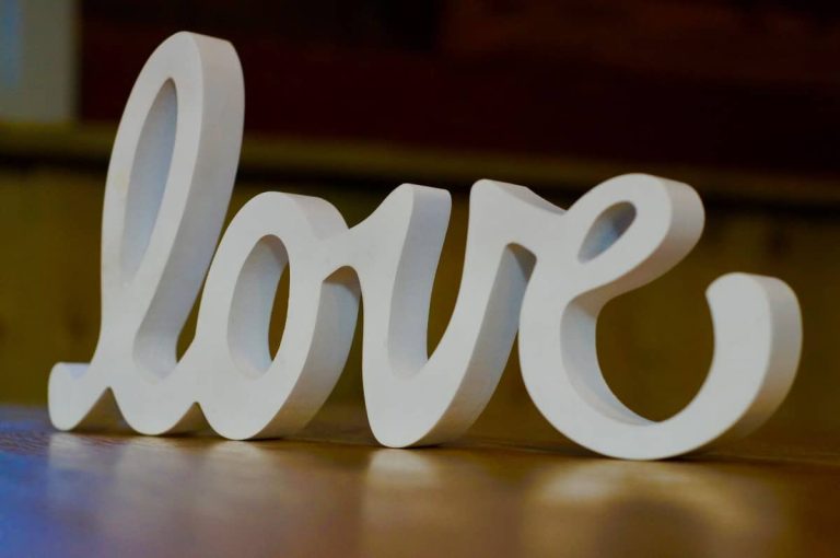 Letras blancas de madera que forman la palabra «love»