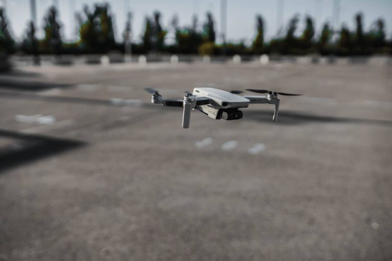 Dron sobrevolando una explanada