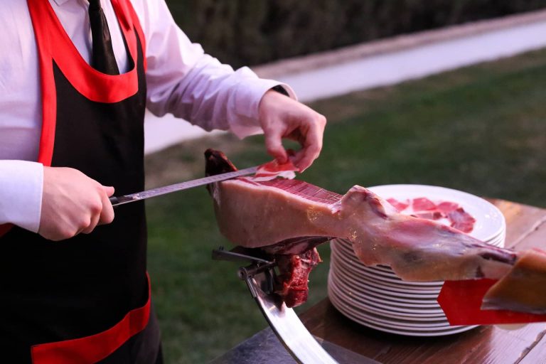 Cortador de jamón loncheando una pieza en el jardín