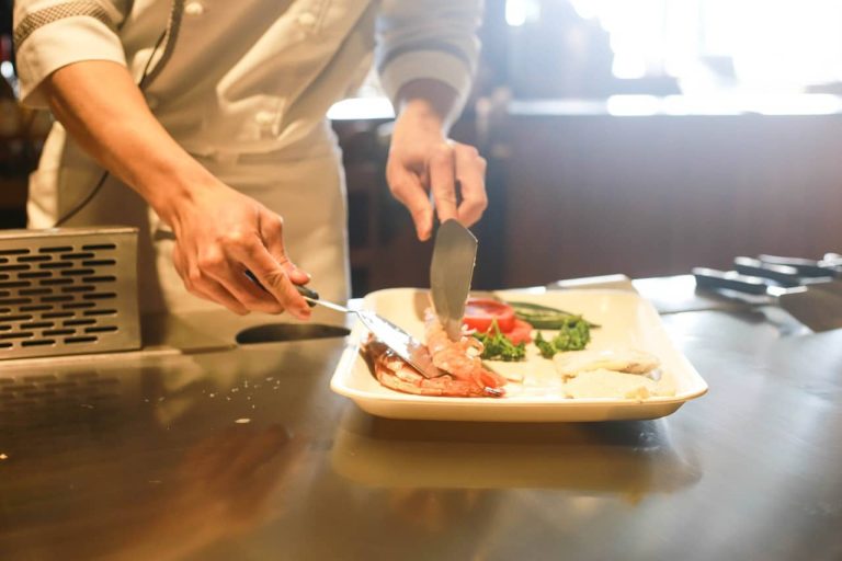 Cocinero emplatando delante de los comensales
