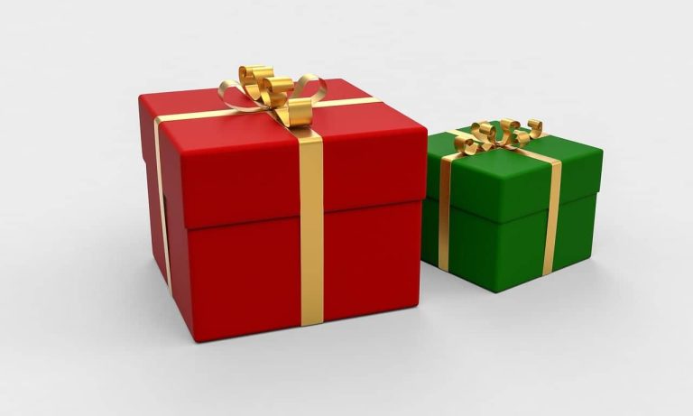 Dos cajas de regalo, una roja y otra verde, con lazo dorado