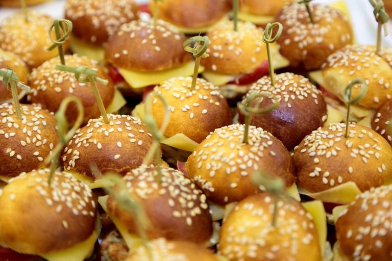 Minihamburguesas con sésamo pinchadas en brochetas