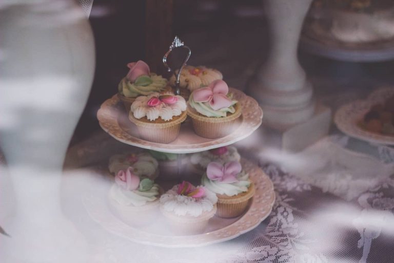 Cupcakes decorados en un expositor de dos pisos