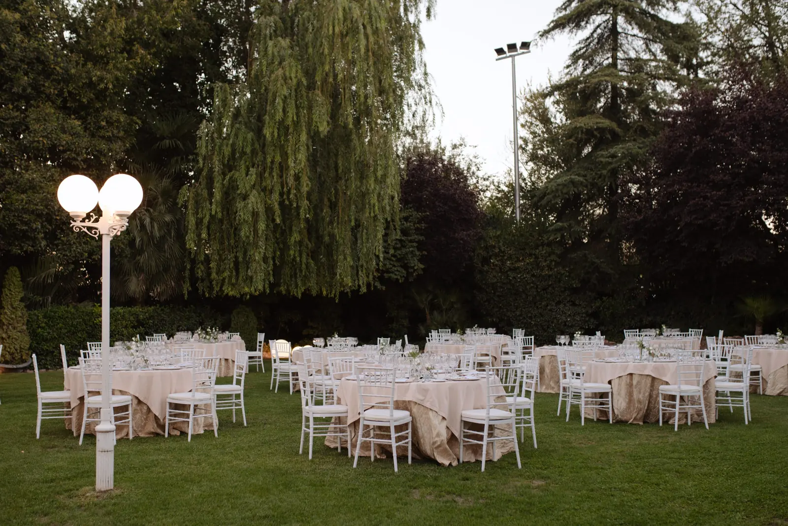 Mesas preparadas para un banquete en el jardín de la finca Fuentearcos