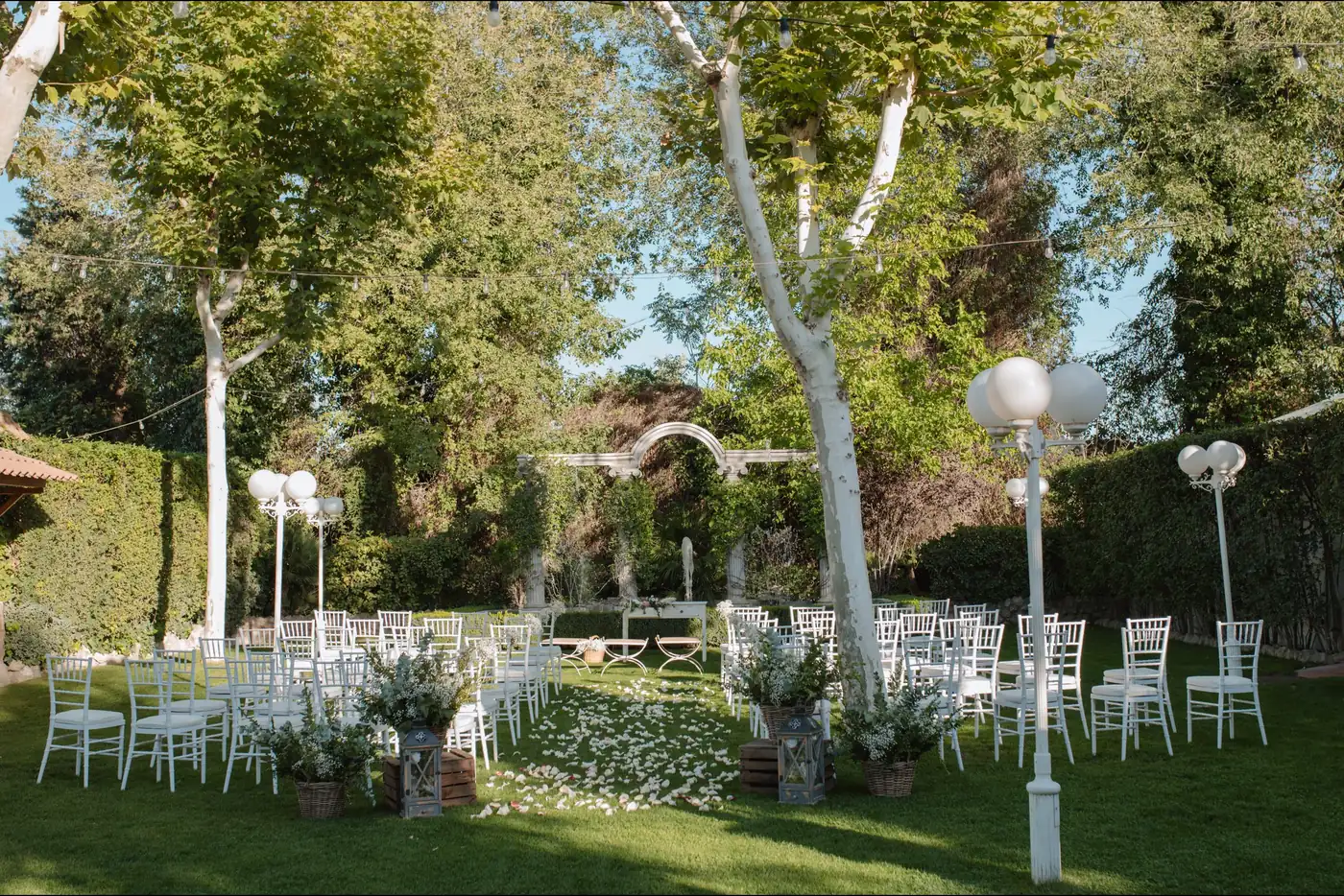 Ceremonia de boda montada en el jardín de la finca Fuentearcos, en Madrid