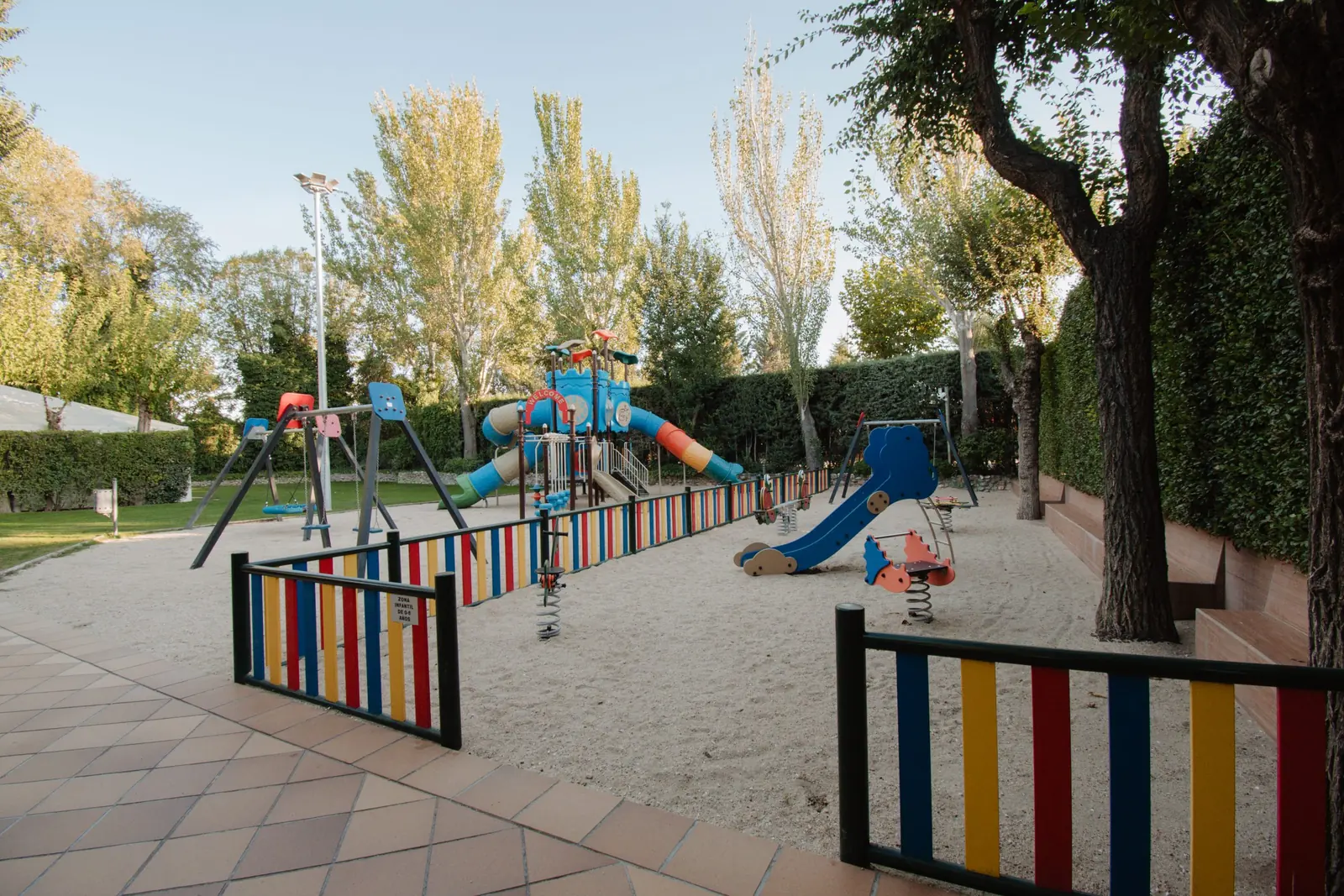 Zona infantil con juegos de la finca Fuentearcos, en Madrid