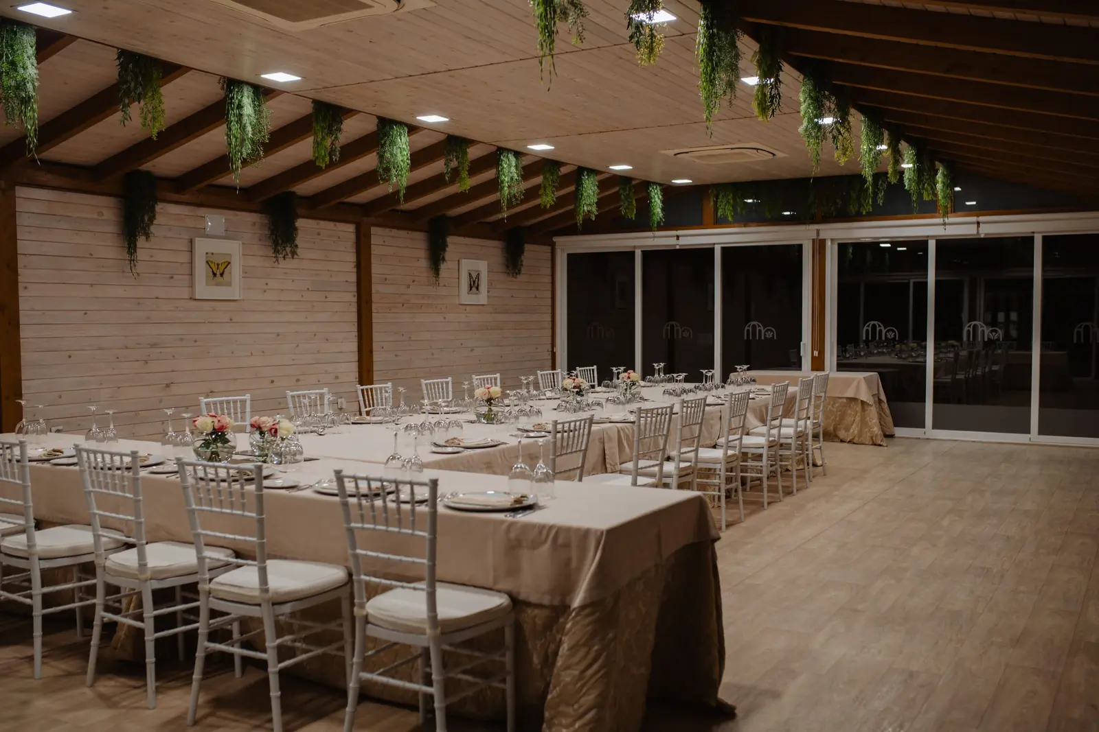 Salón de la finca Fuentearcos preparado con una mesa larga para una comida de grupo
